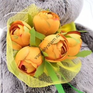 Кот Басик с букетом оранжевых пионов 30см