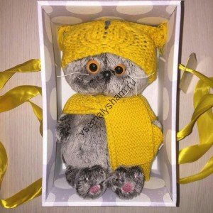 Басик Бэби в шапке-сова и шарфе